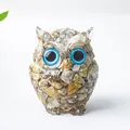 Figurine de chouette en résine avec éclats de cristaux naturels et yeux bleus vifs - Agate Folle