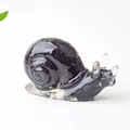 Figurine d'escargot en résine noire avec accents de feuilles d'or pour bureau et maison - Obsidienne