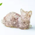Figura decorativa de gato hecha de resina y piedras de cristal natural violeta y amarillo - Cuarzo Fresa