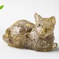 Figura de gato de resina ámbar translúcida con piedras de cristal para decoro de mesa - Cuarzo Rutilado