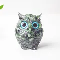 Figurine de chouette en résine verte et cristal avec de grands yeux bleus brillants - Ruby Zoisite