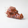 Statue de crâne de dragon brun rouge translucide avec texture d'impression 3D sur blanc - Jaspe Rouge