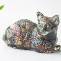 Figura de gato en resina con incrustaciones de cristal esmeralda y ámbar tumbado - Jaspe Oceánico