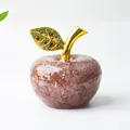 Pomme en résine de cristal rose avec feuille dorée et strass multicolores - Quartz Fraise