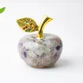 Sculpture de pomme en résine avec cristaux violets et verts et décor de feuille dorée - Fluorite Colorée