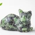 Figura de gato decorativa de resina con cristales naturales en verde y rojo - Rubí Zoisita