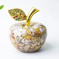 Pomme décorative en résine avec pierres naturelles et détails de feuilles dorées - Agate Folle