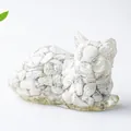Figura de gato en resina transparente con astillas de piedra de cristal blanco natural - Howlita