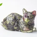 Figura de gato en resina verde oscuro con acabado pulido para decoración de mesa - Piedra de Sangre de Dragón