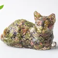Figura de gato durmiendo hecha de resina y cristal de fresa verde natural - Unakita