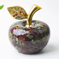 Sculpture de pomme en résine avec cristaux naturels verts et feuille dorée sertie de strass - Pierre Sang de Dragon