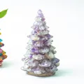 Sapin de Noël artisanal en améthyste violette et résine de cristal avec base ronde - Petit (58mm de hauteur) / Violet de Rêve