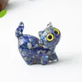 Macro d'une figurine de chat en cristal lapis-lazuli fait main avec yeux jaunes - Lapis-lazuli