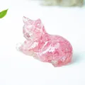 Roze hars kattenbeeldje met natuurlijke kristallen voor bureau decoratie in huis - Donkerroze