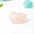 Statuetta a forma di anatra in resina rosa con cristallo naturale per scrivania - Quarzo rosa