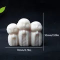 Detailansicht von drei Mini-Mönchsfiguren aus Stein für die Aquariendekoration im Aquarium - Drei betende Mönche