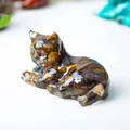Kattenbeeldje van transparante hars gevuld met natuurlijke bruine tijgeroog kristallen - Tijgeroog