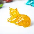 Transparant geel hars kattenbeeldje met natuurlijke kristallen steen scherven - Citrien