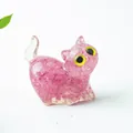 Figurine chat rose faite main en résine avec textures florales et yeux jaunes - Rose Foncé