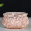 Détail macro d'une corne d'abondance en cristal rose avec sculpture Fu - 6x6x3cm / Quartz rose