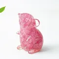 Statuetta di criceto in resina rosa traslucida con frammenti di cristallo floreali - Rosa Scuro