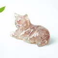 Roze hars kattenbeeldje met natuurlijke aardbeikwarts voor bureaudecoratie - Aardbeienkwarts