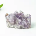 Ornement en grappe de cristal d'améthyste naturelle incrusté dans une résine claire - Violet de Rêve
