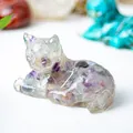 Schattig hars kattenbeeldje met paarse natuurlijke kristallen voor bureau decor - Kleurrijke Fluoriet