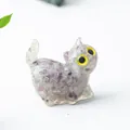 Figurine de chat artisanale avec pierres de cristal violettes en résine transparente - Fluorite Colorée