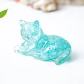 Liggende kattenfiguur van helder hars gevuld met lichtblauwe natuurlijke kristalstenen - Aquamarijn