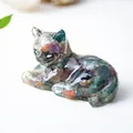 Schattig hars kattenbeeldje met kleurrijke kristalstenen voor bureau woondecoratie - Oceaan Jaspis