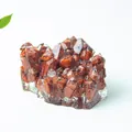 Grappe de cristal de jaspe rouge en base de résine sur fond blanc texturé - Jaspe Rouge