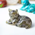 Schattig kattenbeeldje van heldere hars met natuurlijke grijze maansteen kristallen - Zwarte Labradoriet