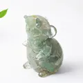 Statuina di topo in cristallo verde e resina con foglia decorativa su sfondo bianco elegante - Aventurina verde
