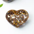 Plato de resina en forma de corazón lleno de cristales naturales de ojo de tigre - Ojo de tigre
