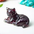 Schattig donkerrood hars kattenbeeldje met natuurlijke kristaltextuur voor bureau decor - Granaat