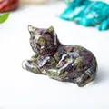Schattig kattenbeeldje van hars met natuurlijke kristalstenen voor bureau decoratie - Drakenbloed Steen