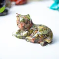 Schattig kattenbeeldje van hars gevuld met natuurlijke groene en rode kristalstenen - Unakiet