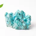 Amas de pierres naturelles bleu-vert incrusté dans un ornement en résine cristal - Turquoise