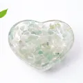Bandeja de resina en forma de corazón con cristales naturales verde claro y acabado liso - Aventurina Verde