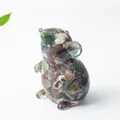 Statua di topo zodiacale in resina con cristalli verdi su sfondo bianco puro - Diaspro Oceanico