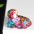Gros plan détaillé d'une statue de chien golden retriever en résine aux cristaux colorés - Coquillage Coloré