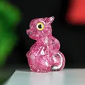 Escultura de dragón en resina roja rosa translúcida con texturas de piedra cristal - Rosa Oscuro