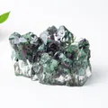 Ornement en résine transparente avec éclats de pierres naturelles vertes et noires - Ruby Zoisite