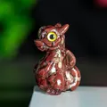 Escultura de dragón de resina con relleno de jaspe rojo y grandes ojos amarillos - Jaspe Rojo
