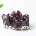 Ornement en grappe de cristal de résine rouge foncé avec pierres sur surface blanche - Grenat