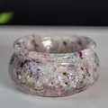 Bol décoratif en résine rempli de cristaux naturels de fluorite violets et verts - 6x6x3cm / Fluorite Colorée