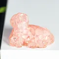 Figurine de chien golden retriever en résine rose translucide avec cristaux naturels - Quartz rose