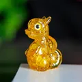 Figura de dragón en resina ámbar translúcida con fragmentos de cristal para decoración - Citrino