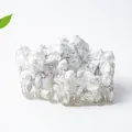 Ornement en résine avec pierres naturelles blanches sur surface texturée - Howlite